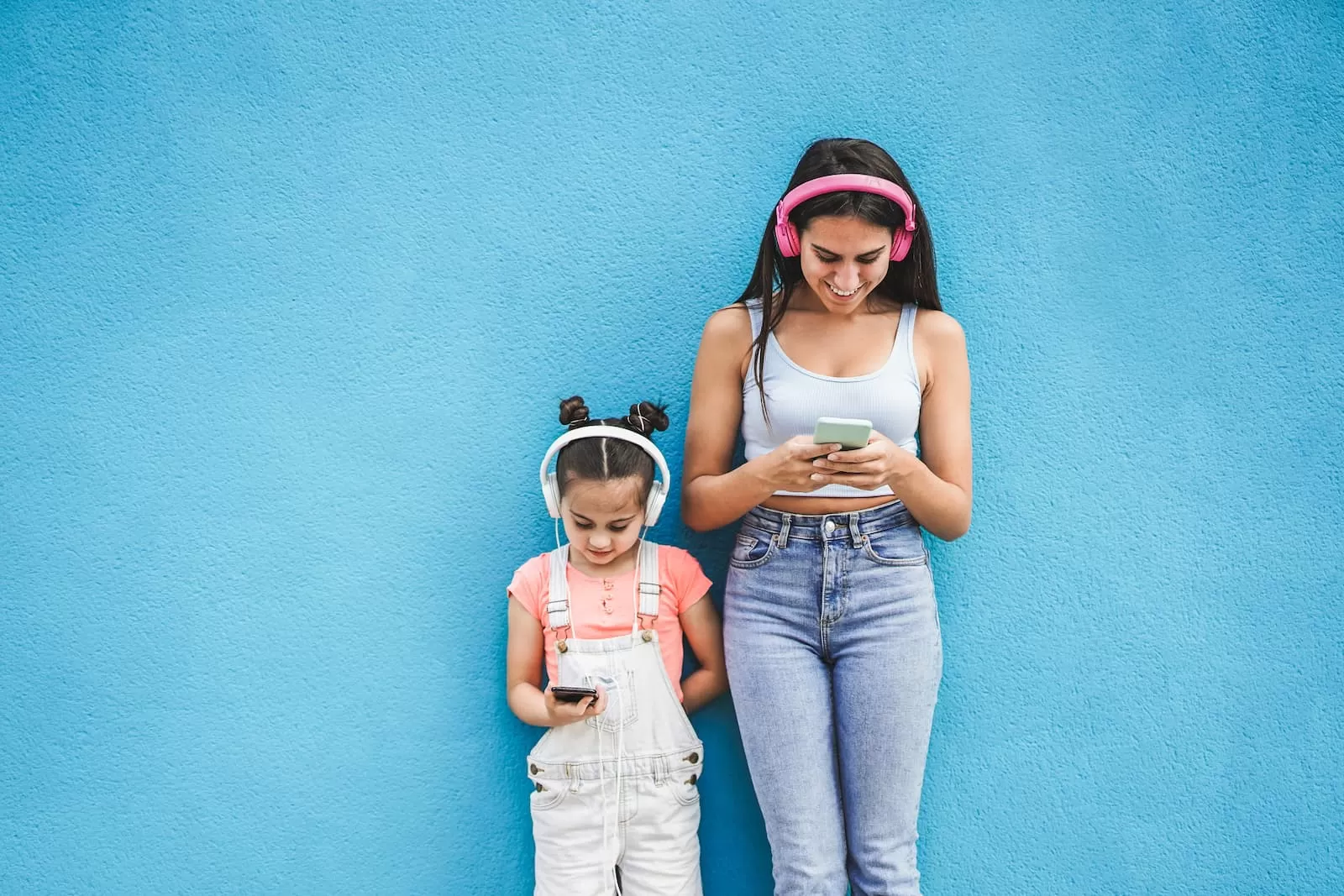 Celular para estudiantes: edad, usos y elección segura