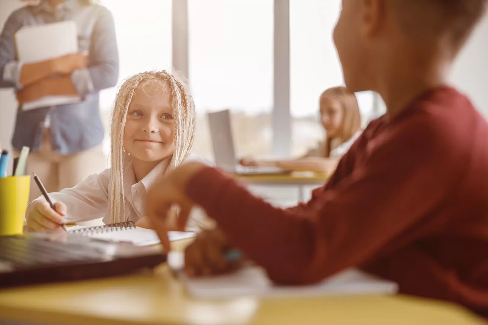 alumna joven feliz mira a su compañero de clase particular