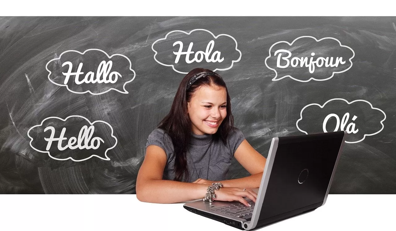 chica estudia inglés con su portatil