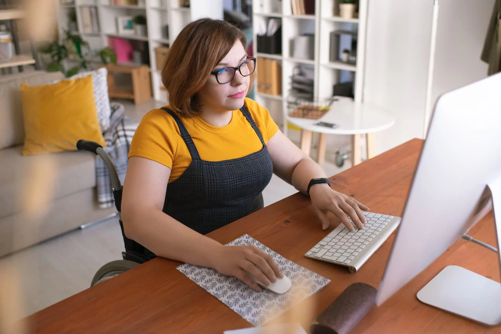 chica estudia online sentada en la silla de su escritorio