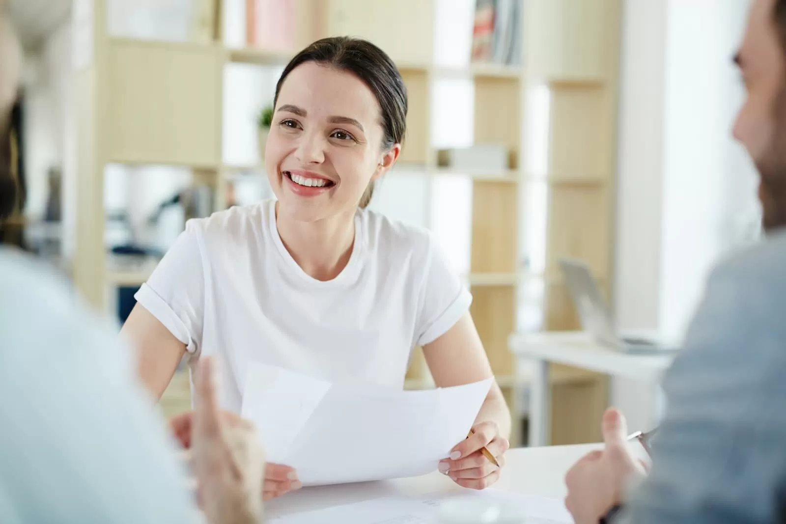 chica joven sonrie formacion para el empleo