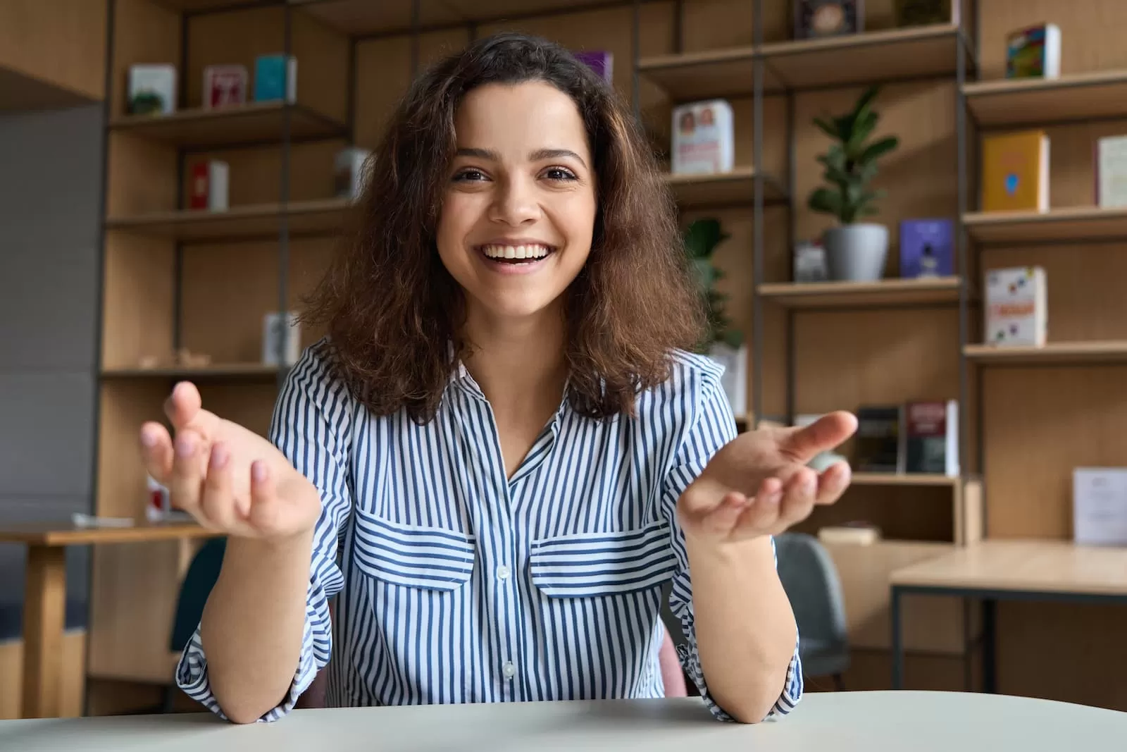 chica latina feliz aprobar examen aptis