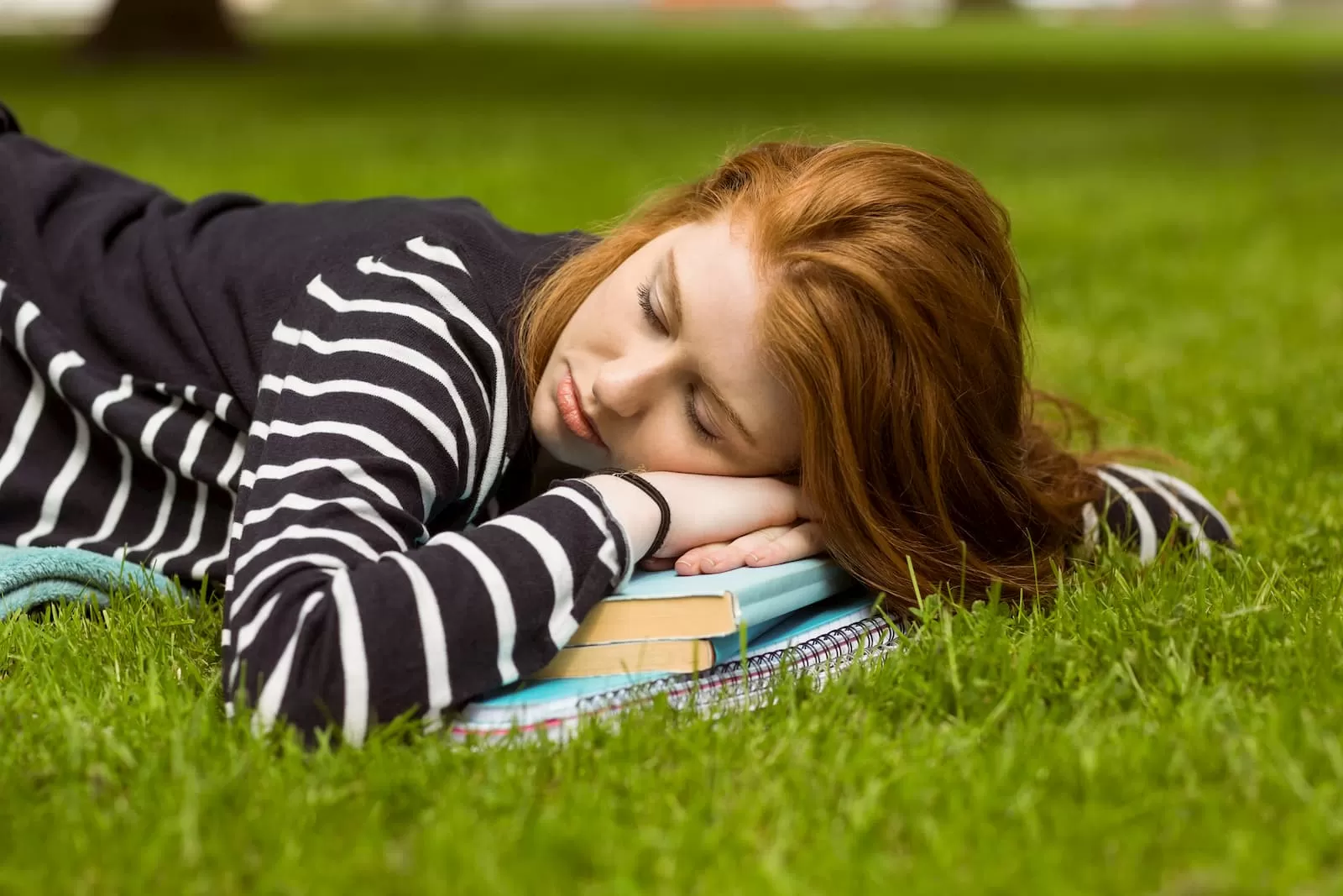 chica libro dormida jardin sueña libertad