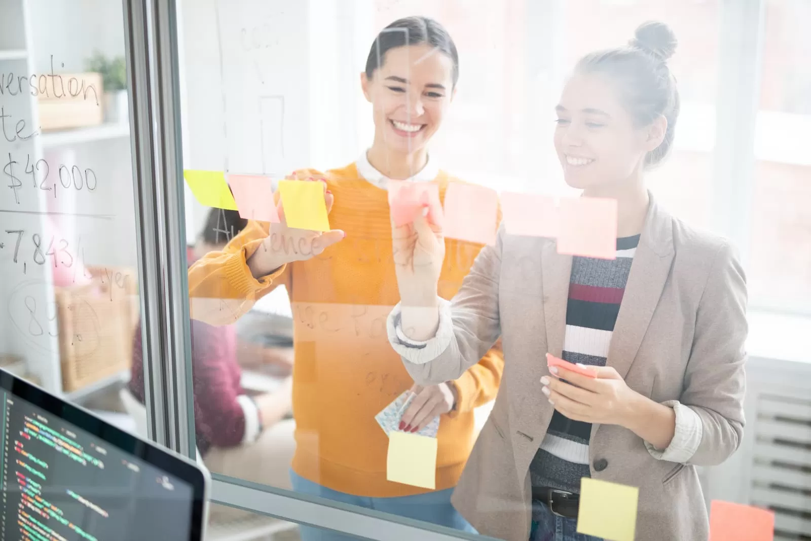 chicas jovenes de pie empresa formacion bonificada para empresas