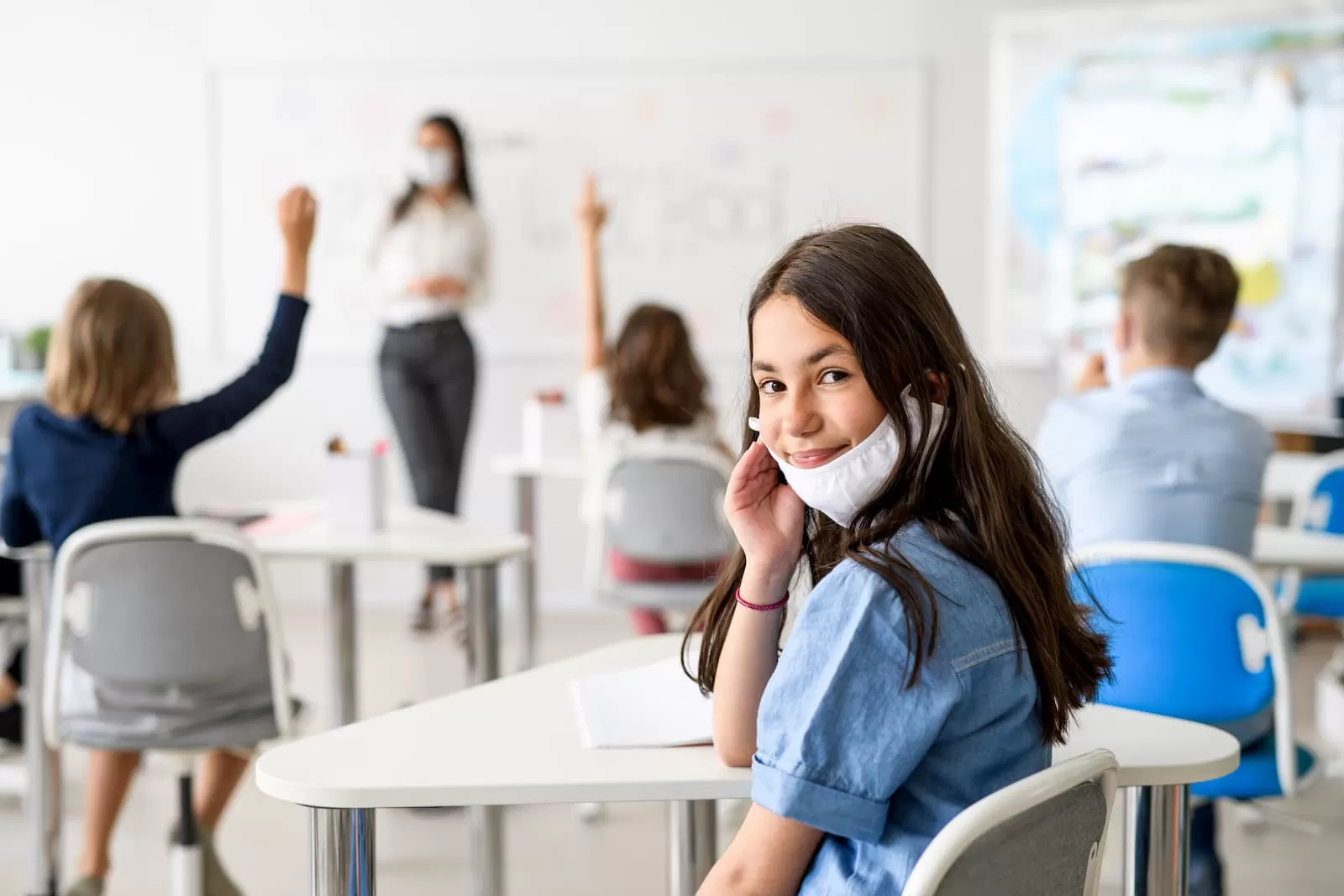 consejos para la vuelta al colegio chica pupitre mascarilla