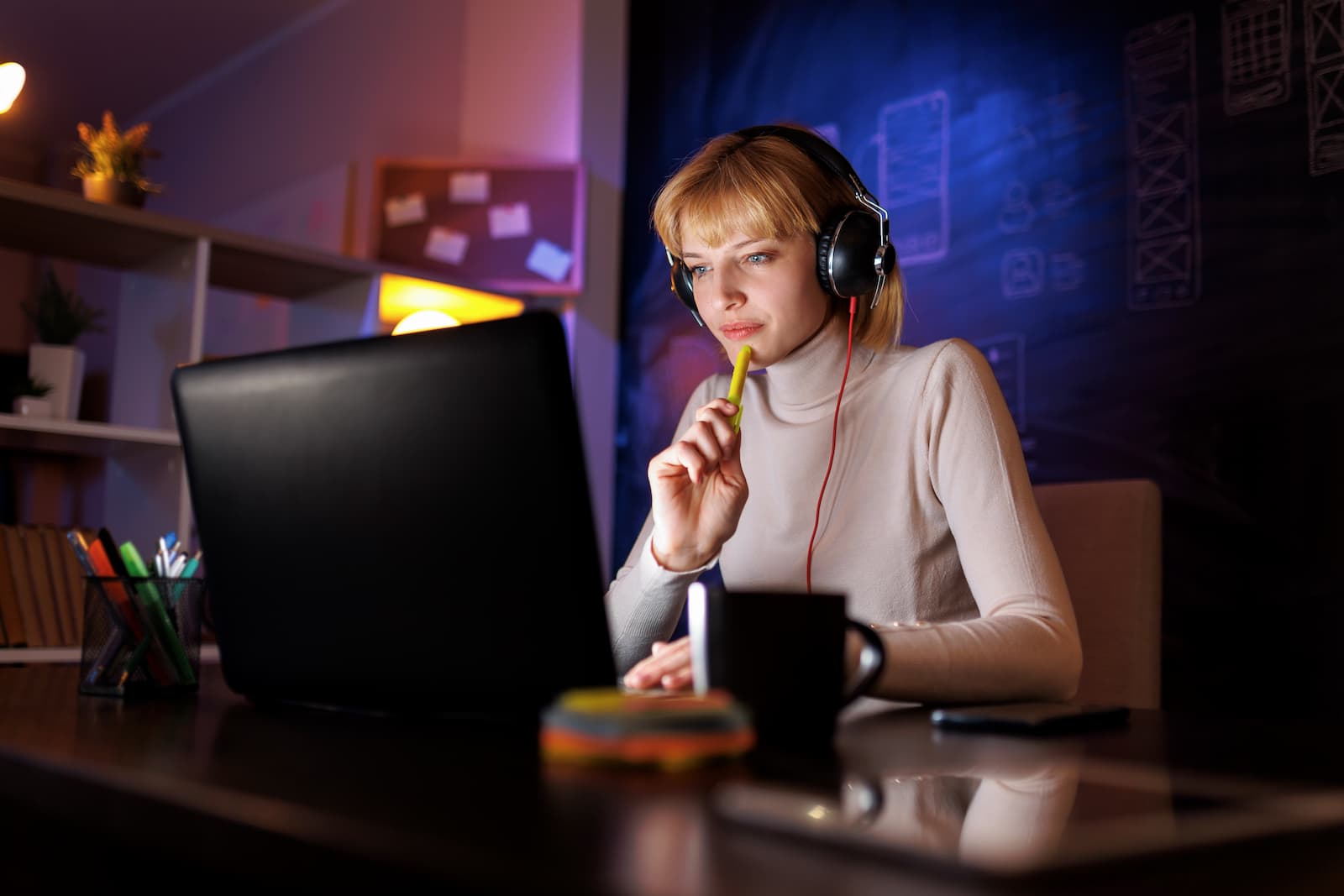 diseñadora web femenina trabaja sentada de noche