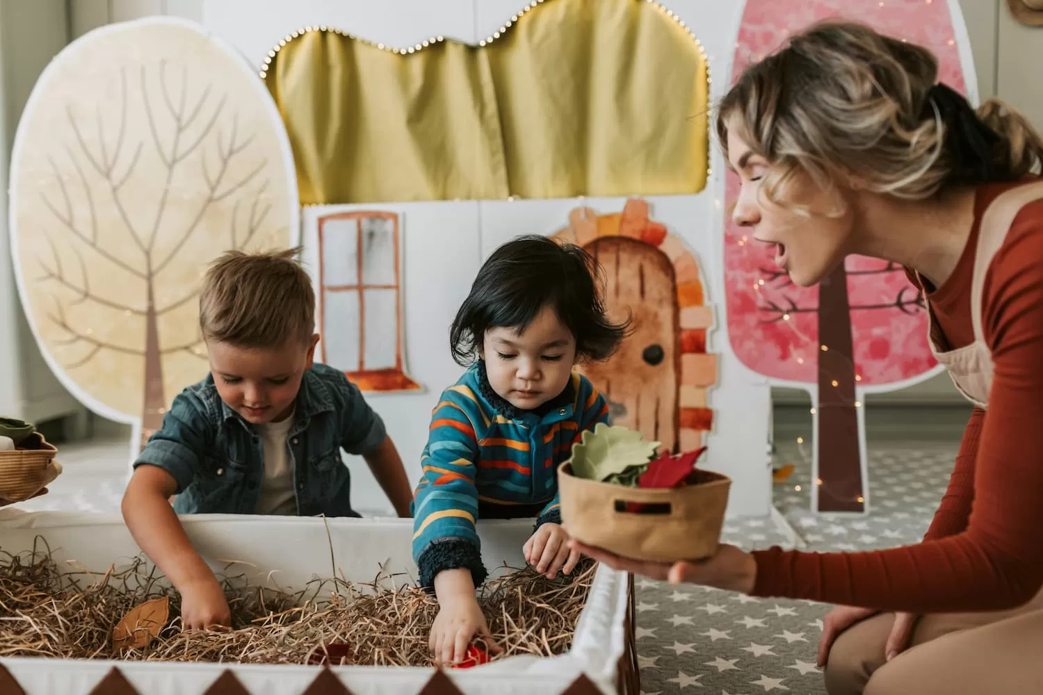 dos niños pequeños aprenden sobre huertos