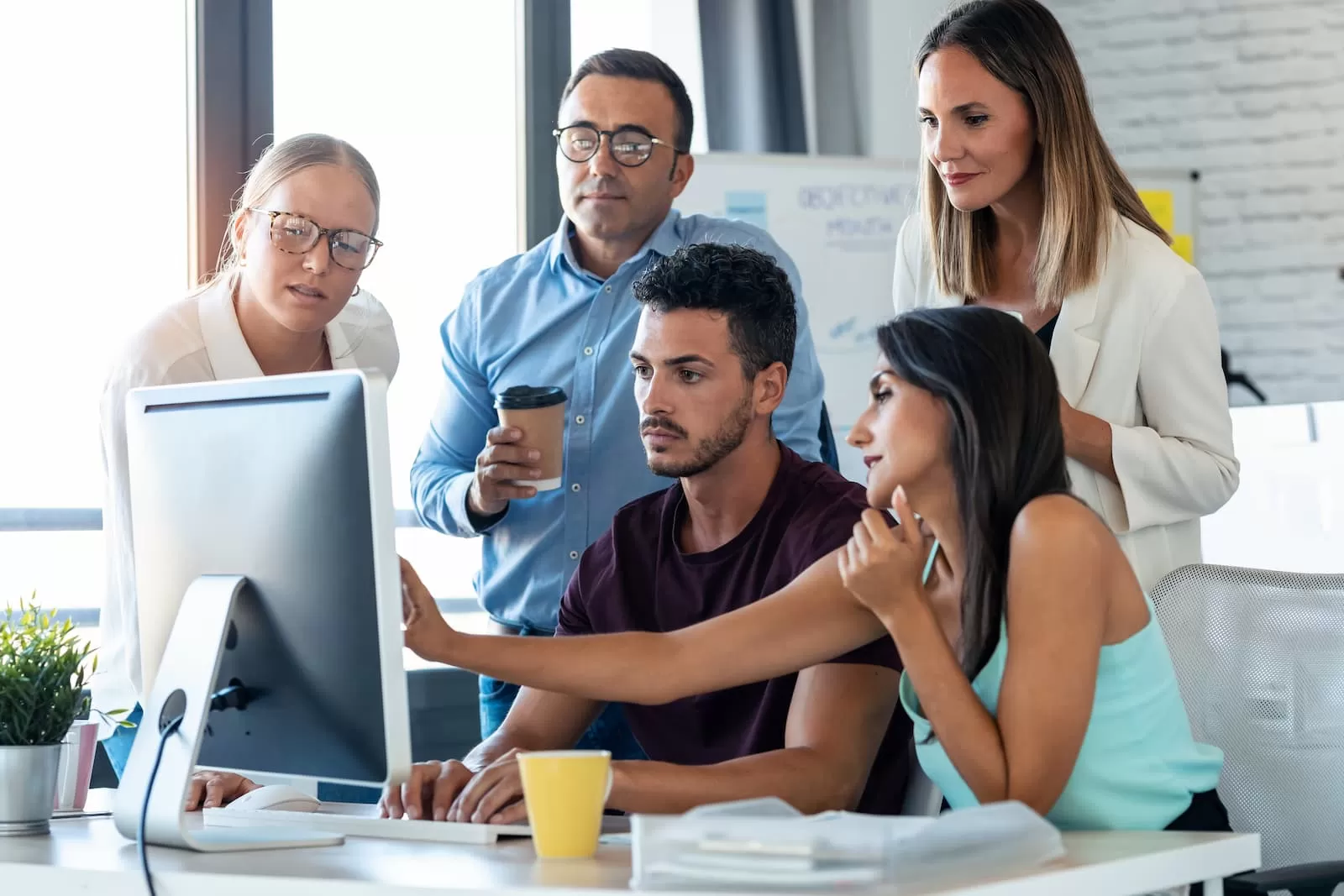 equipo de personas de seguridad informatica reunidos frente al ordenador