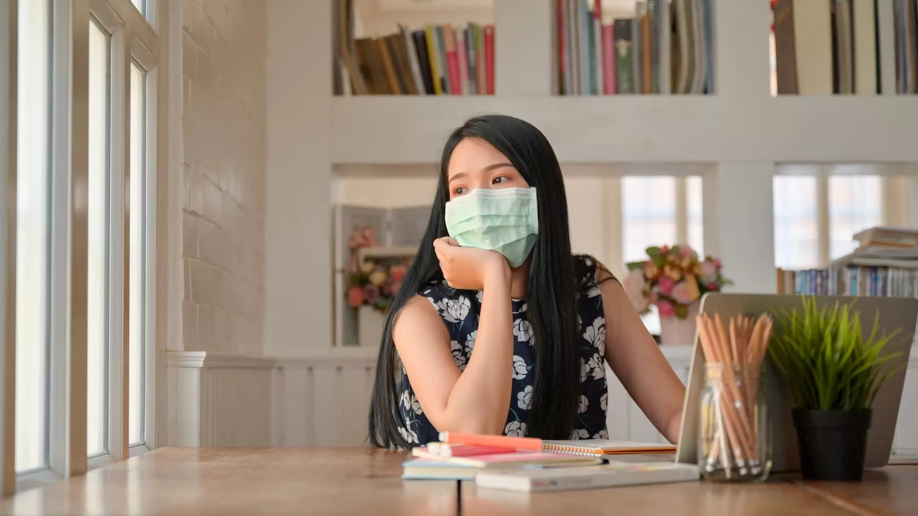 estudiante con mascarillas curso escolar 2020