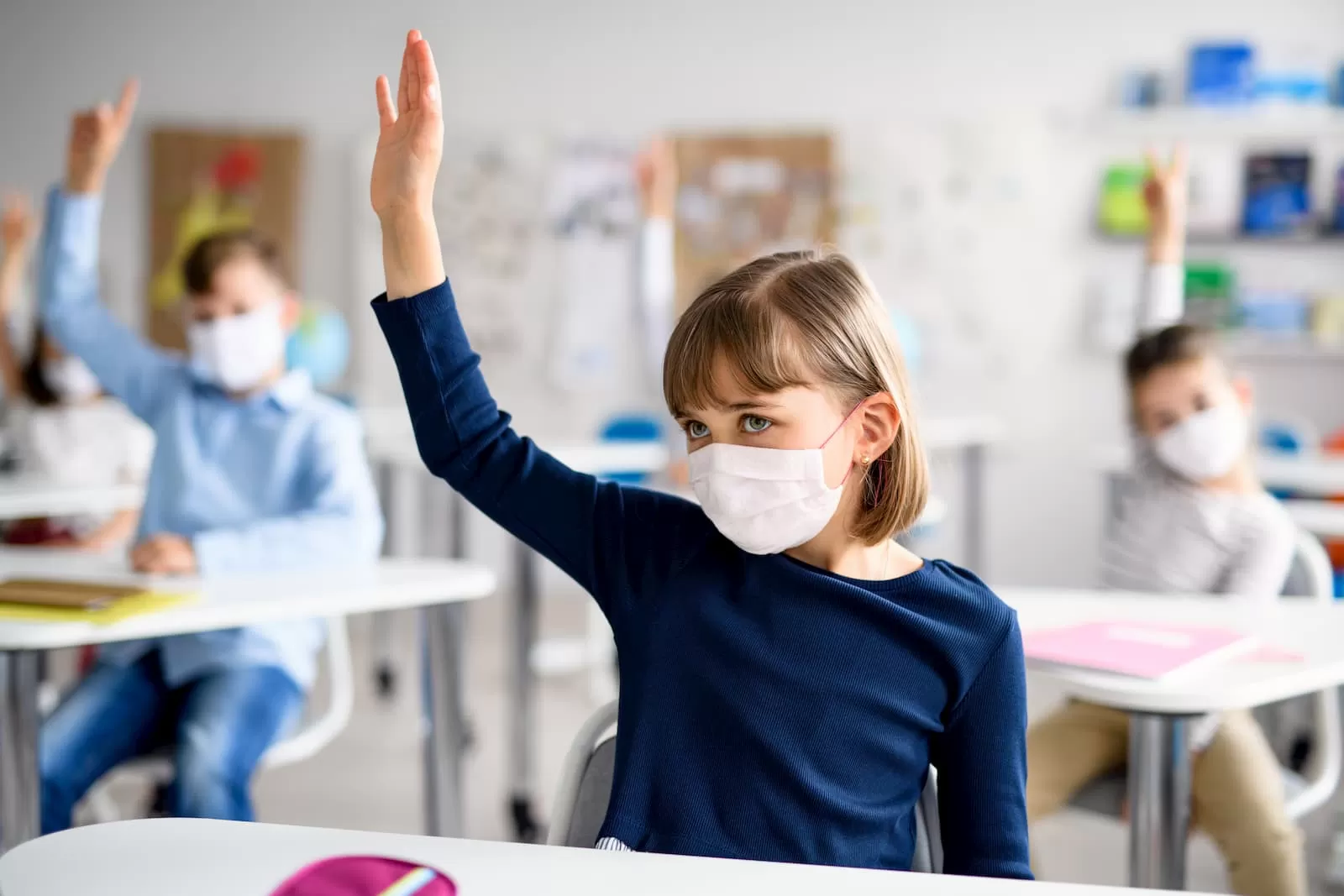 estudiante joven escuela mascarilla vuelta al colegio