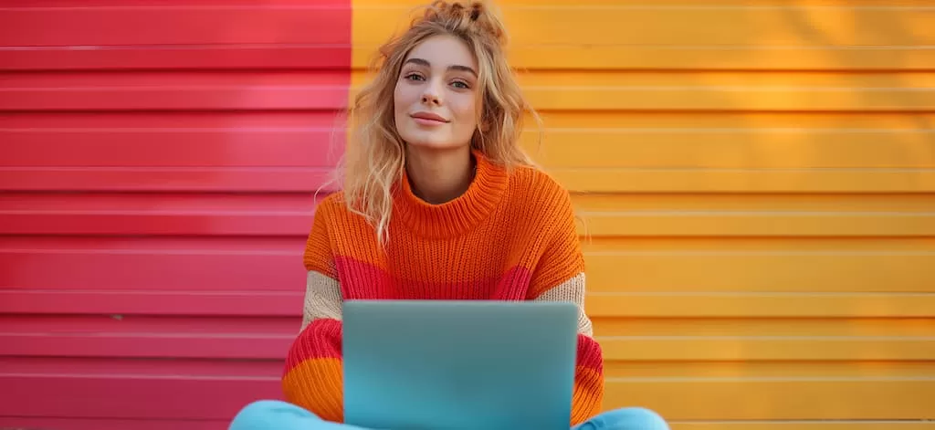 estudiante sentada con portatil, verano