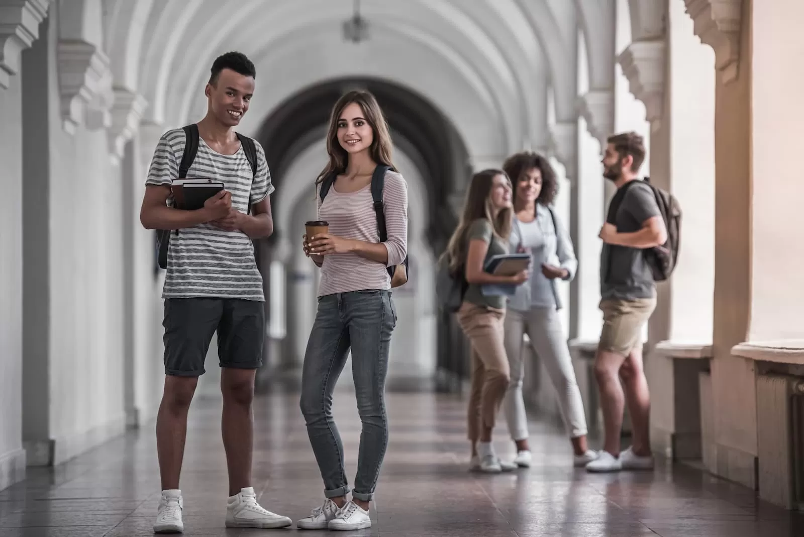 estudiantes en el pasillo de clase esperando