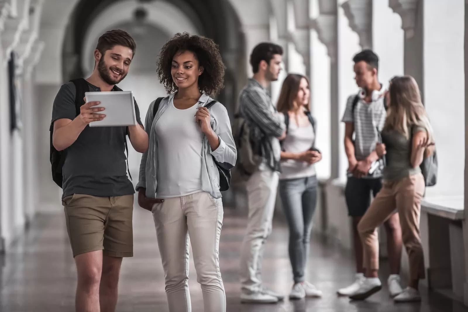 estudiantes en el pasillo de clase