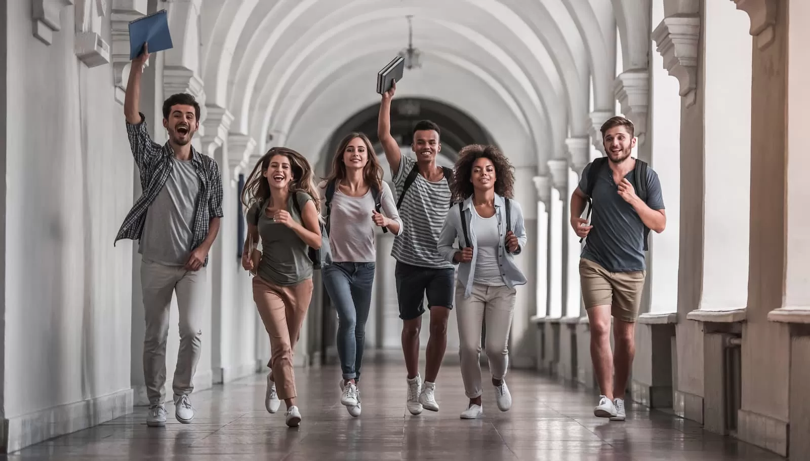 estudiantes salen alegres de clase