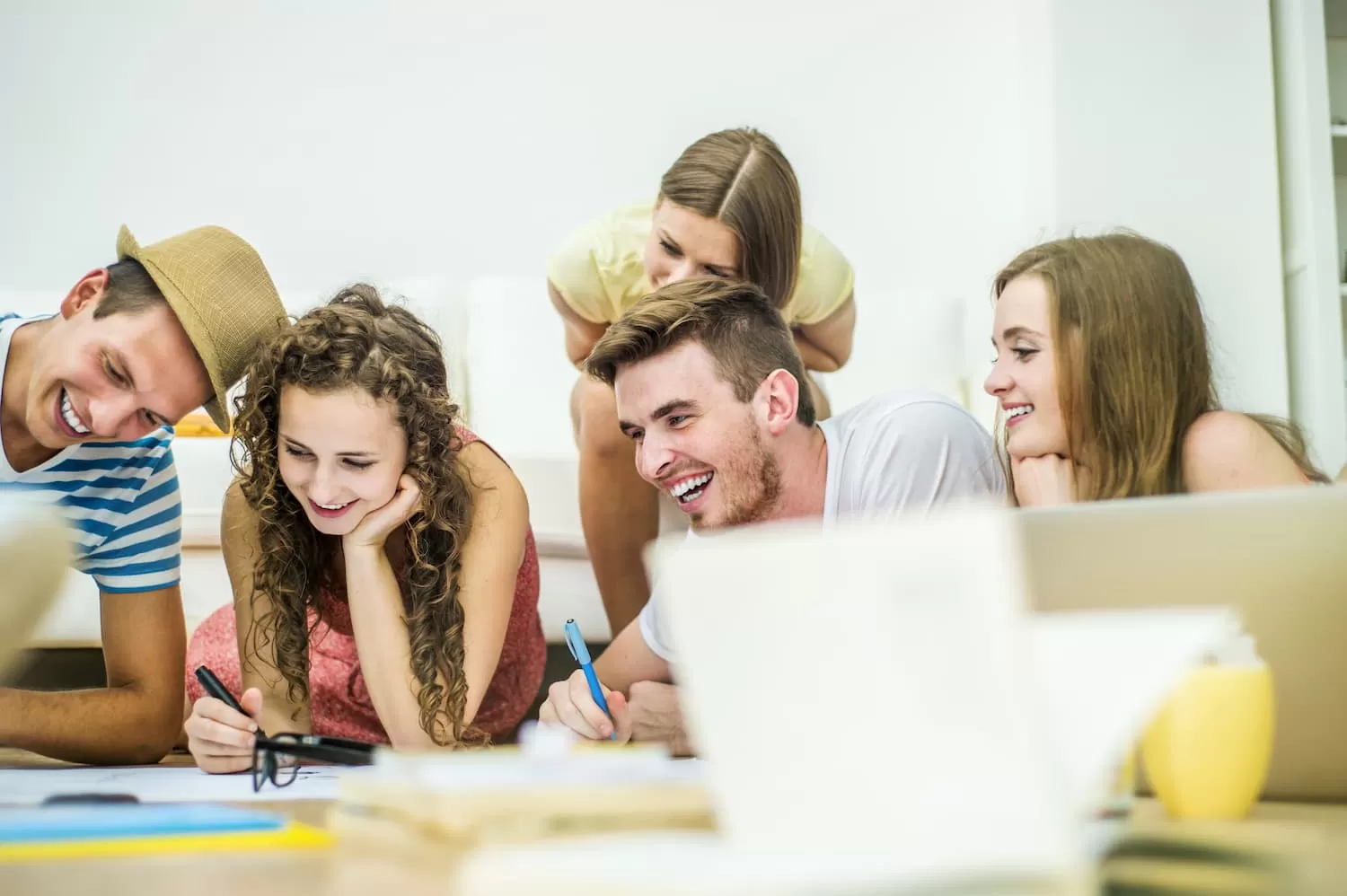 grupo de estudiantes ingles clases