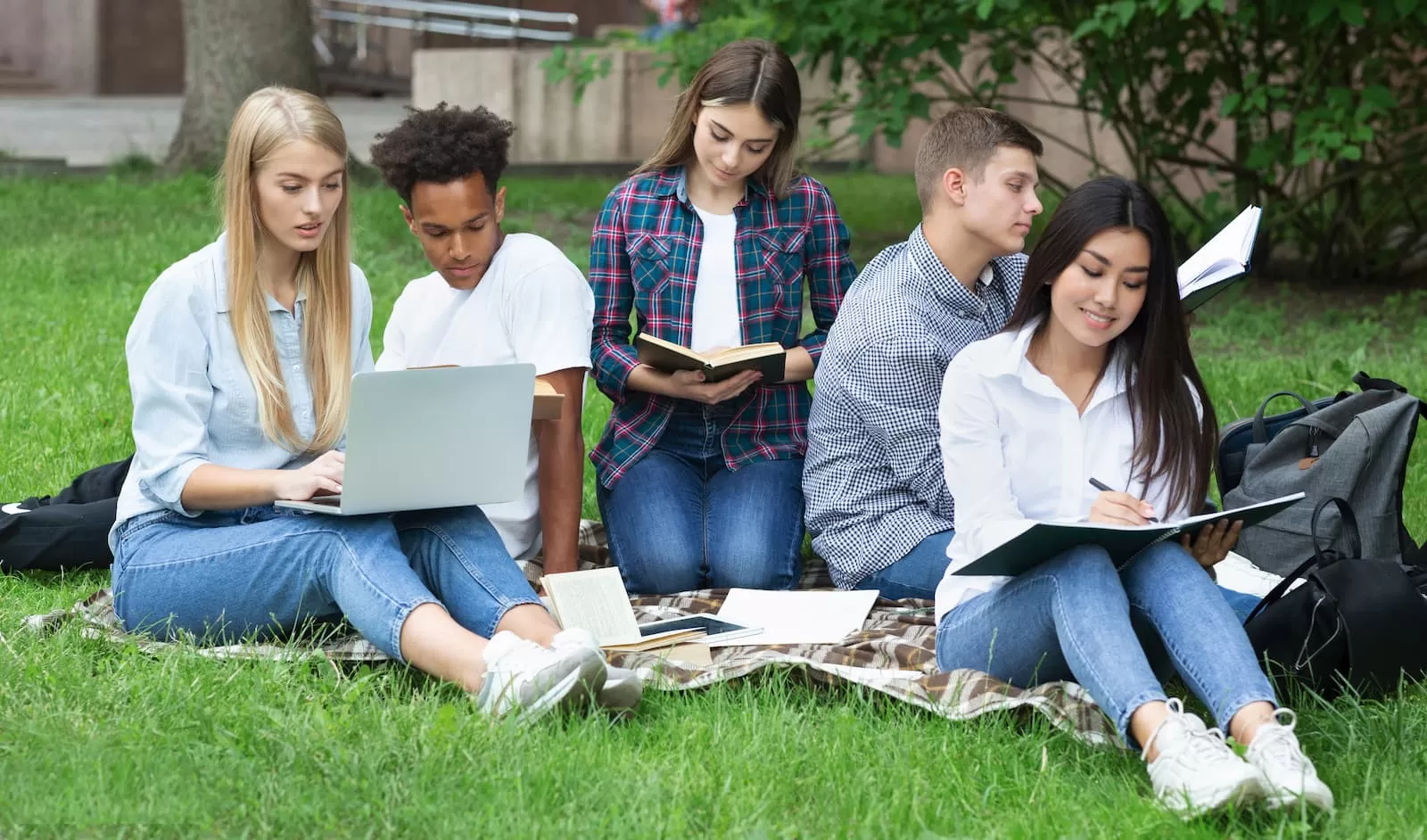 grupo de estudiantes sobre jardin preparan examen aptis