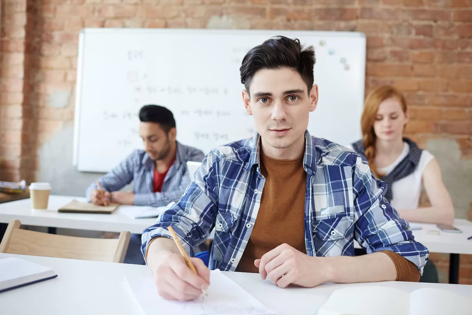 hombre realizando examen de oposicion