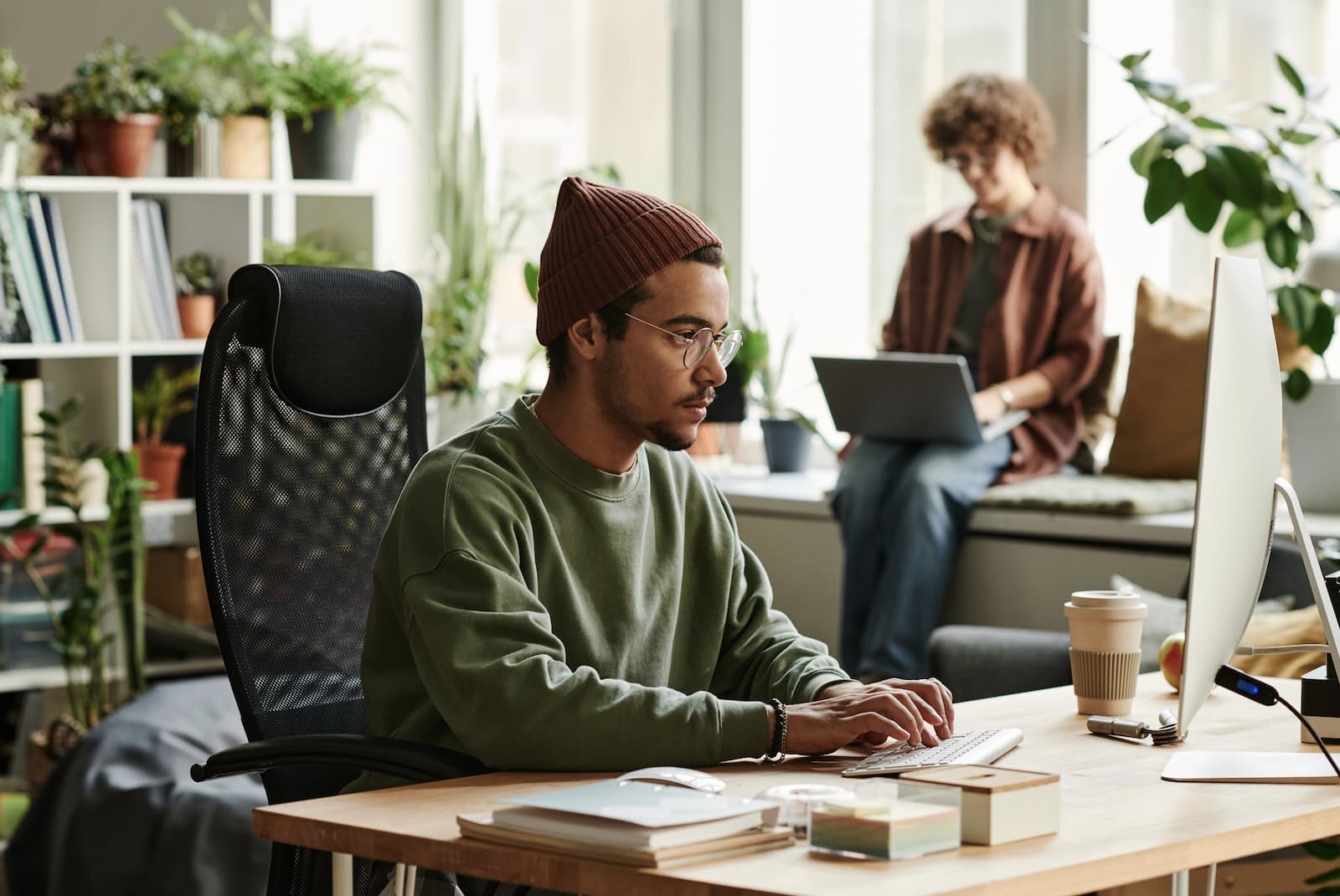 joven diseñador web serio trabaja sentado en una oficina nueva