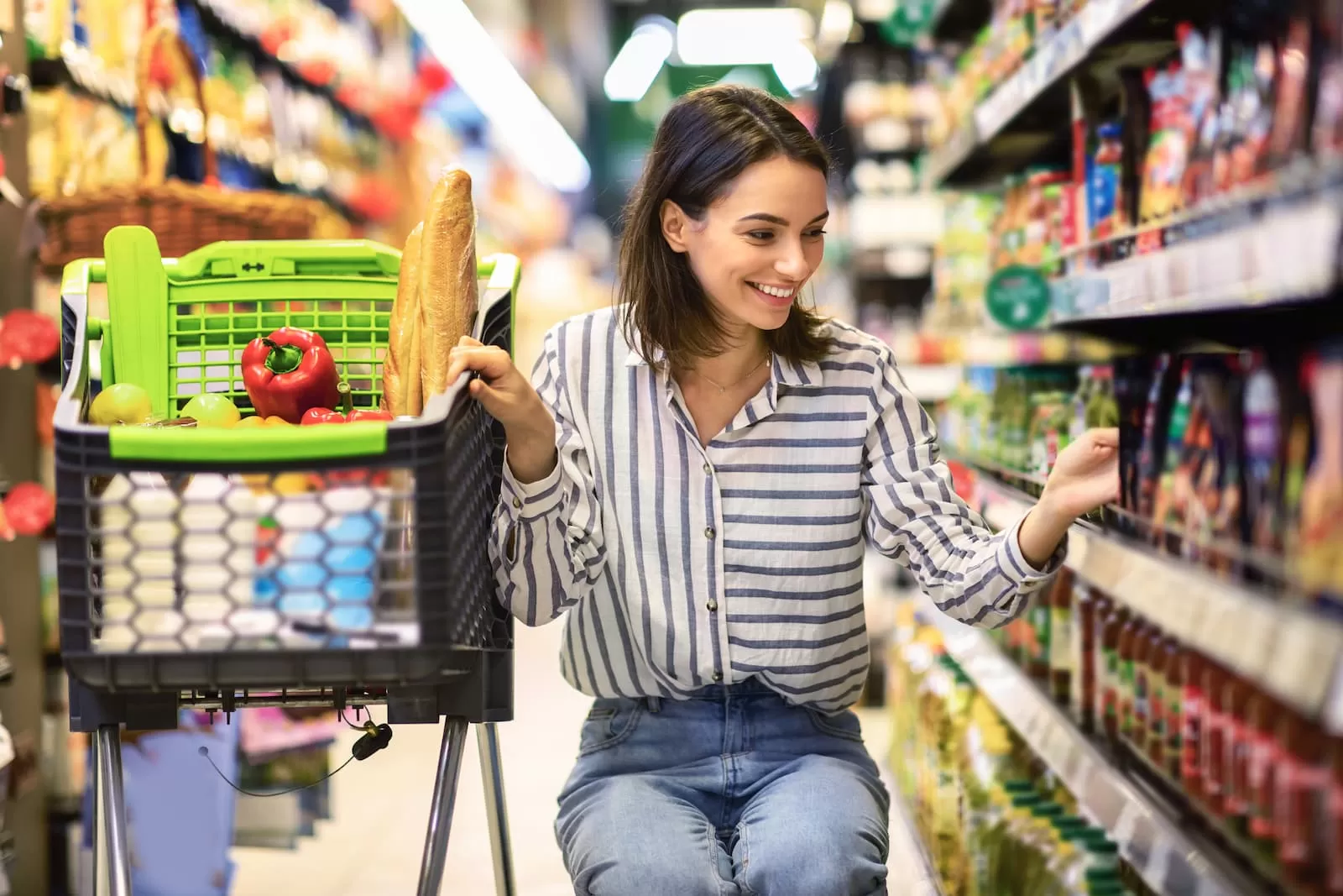 mujer joven trabajando en supermercado