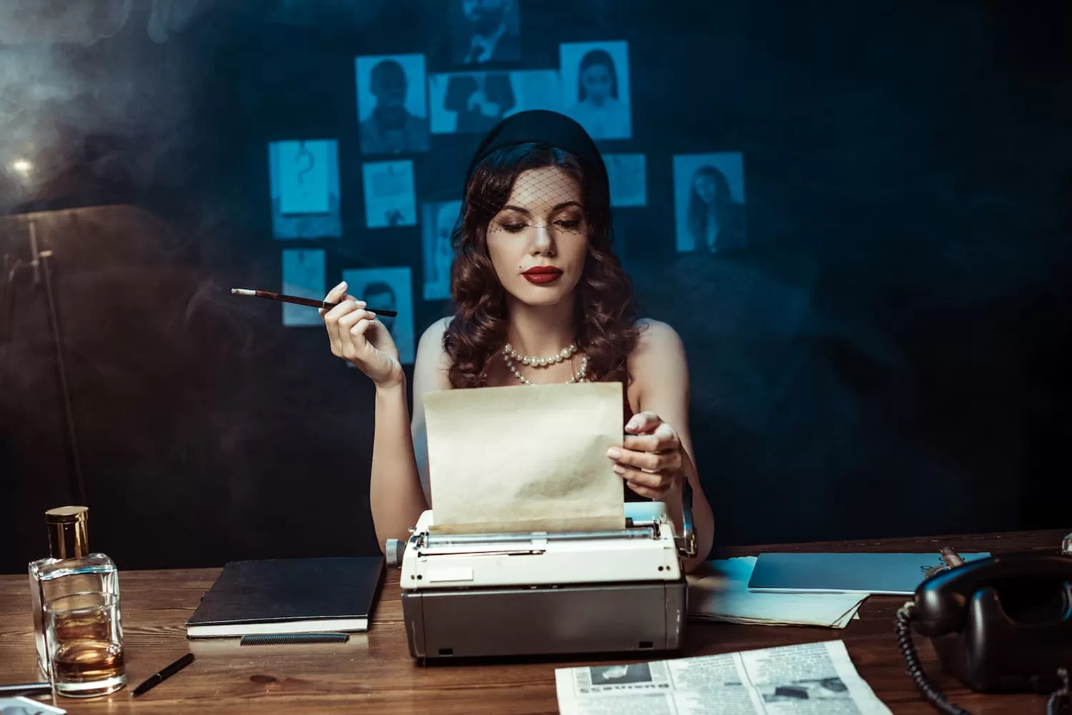 mujer pensativa vestida de epoca sentada frente a una maquina de escribir escritora