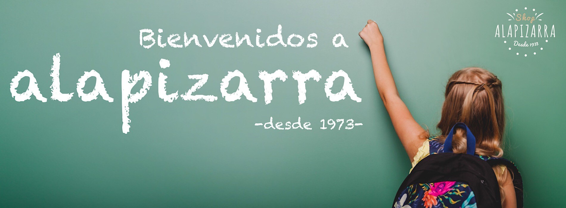 pizarra, una niña escribe en ella