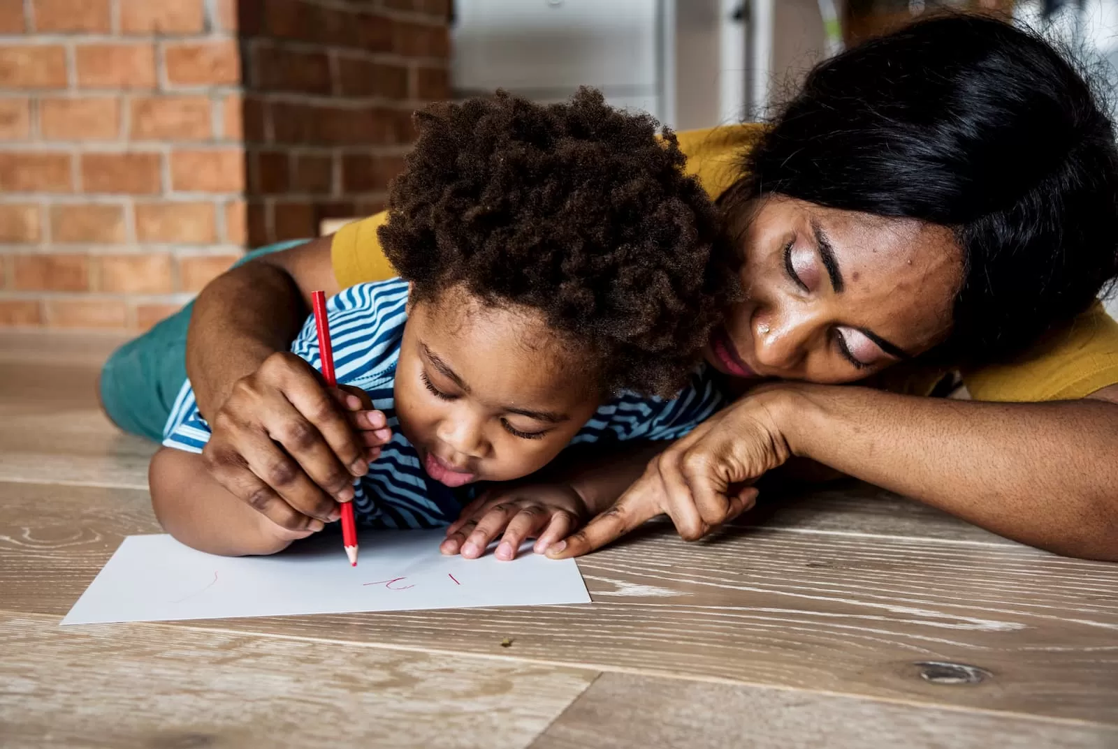 programa de desarrollo CapED madre enseña hija estudiar