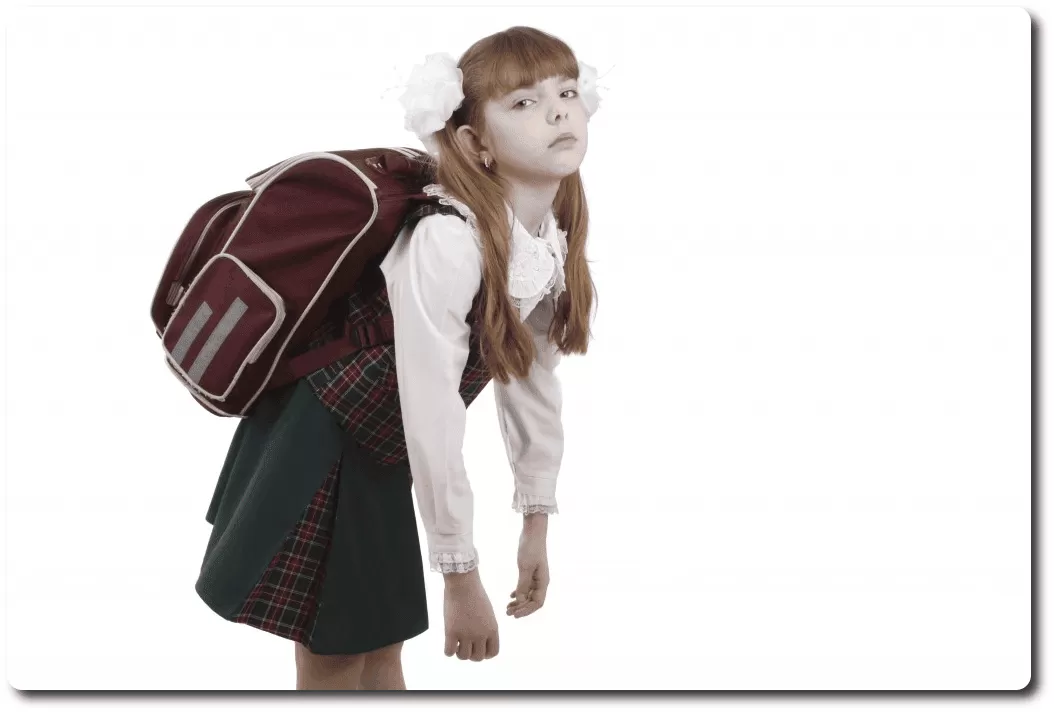 que llevan los estudiantes en sus pesadas mochilas