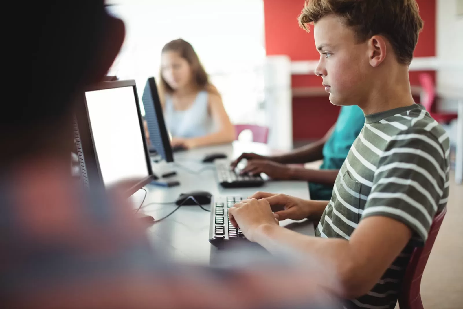 Ventajas de usar Moodle en colegios e institutos: Un enfoque para directores y docentes