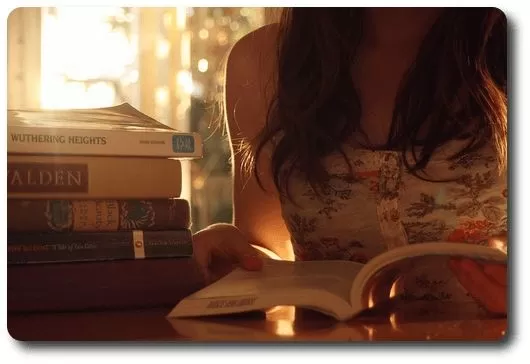 Chica estudiando para la universidad