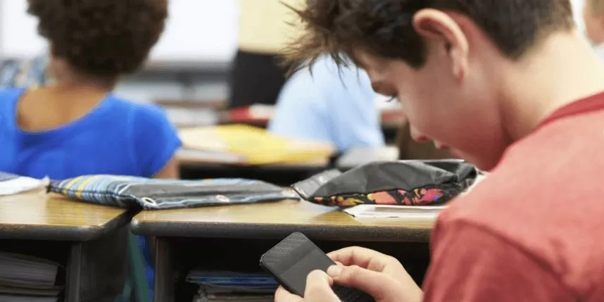 Estudiante con un móvil
