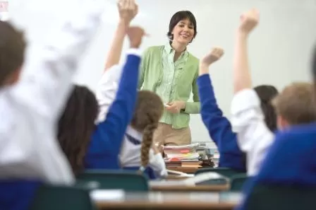 Profesor Profesora impartiendo una clase con actitud positiva