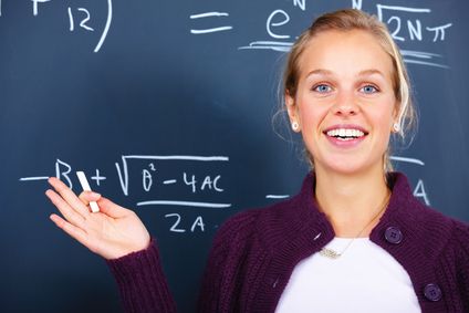 Profesora impartiendo una clase